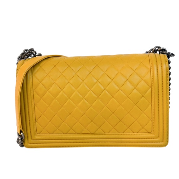 Chanel   Quilted New Medium Boy Flap Bag in yellow - Picture 3 of 16